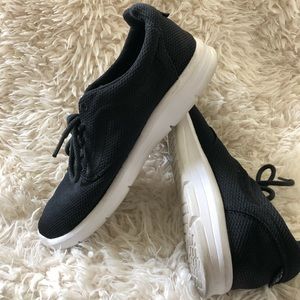 Black tennis shoes- Vans